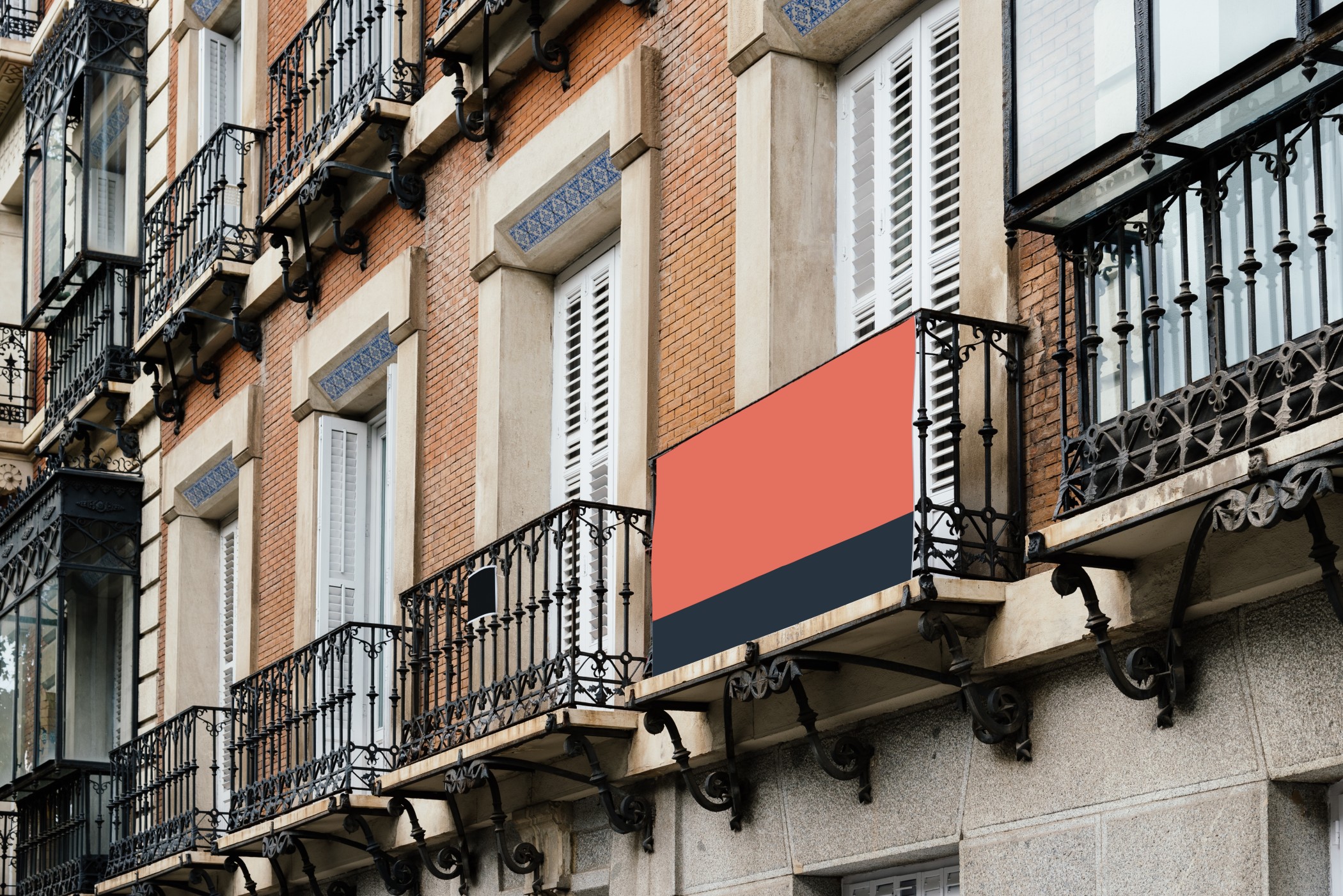 blank-sign-on-balcony-of-old-luxury-apartment-building-madrid-spain-apartment-architecture-asset_t20_gRWYkd Un logiciel immobilier, dans une agence, l’utilité ?