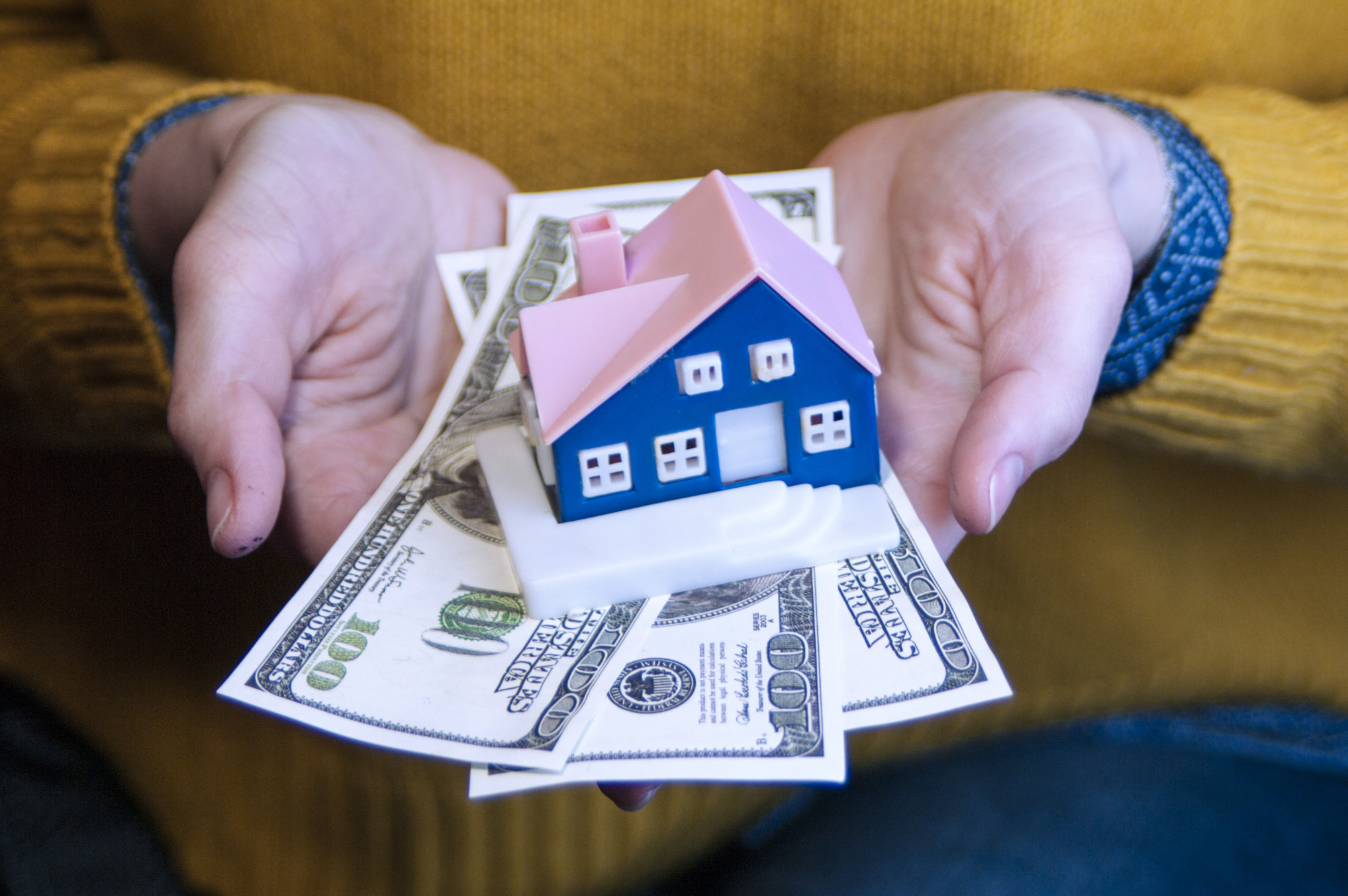girl-holding-a-money-and-house-sale-concept-money-keys-buy-dollar-property-cash-real-estate-credit_t20_g8A8wx Acheter un bien immobilier rapidement, c’est possible ?